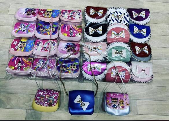 Toptan Çapraz Model Asmalı Figürlü Çocuk Çantası 