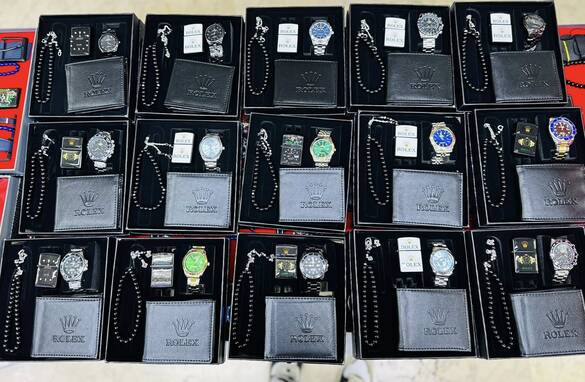 Toptan Takvimli Yazılı Kutulu 4'lü Metal Saat Kombin Takımı